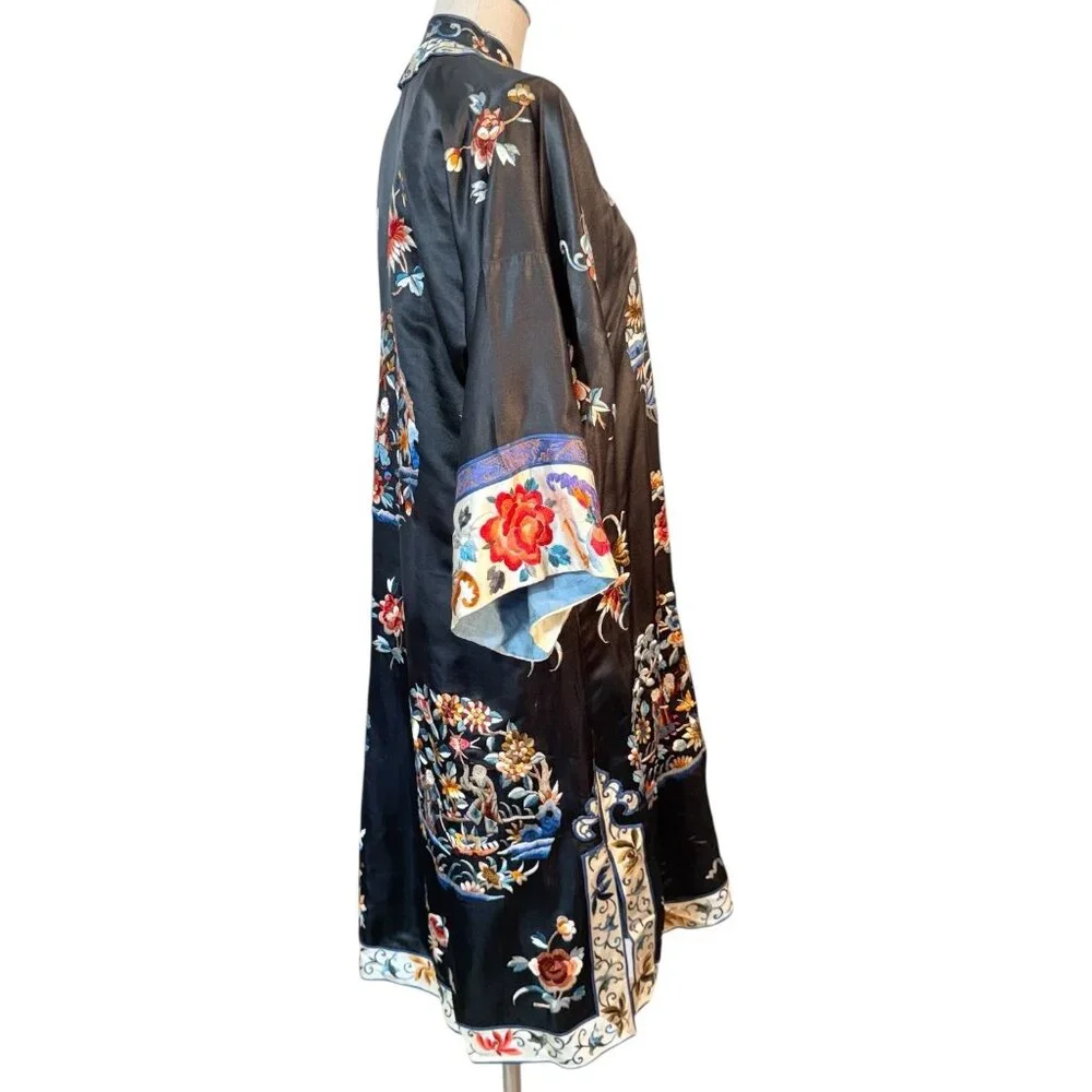 VTG Embroidered Black Silk Robe Floral Asian Design Front Frog Closure Kimono - Picture 4 of 16